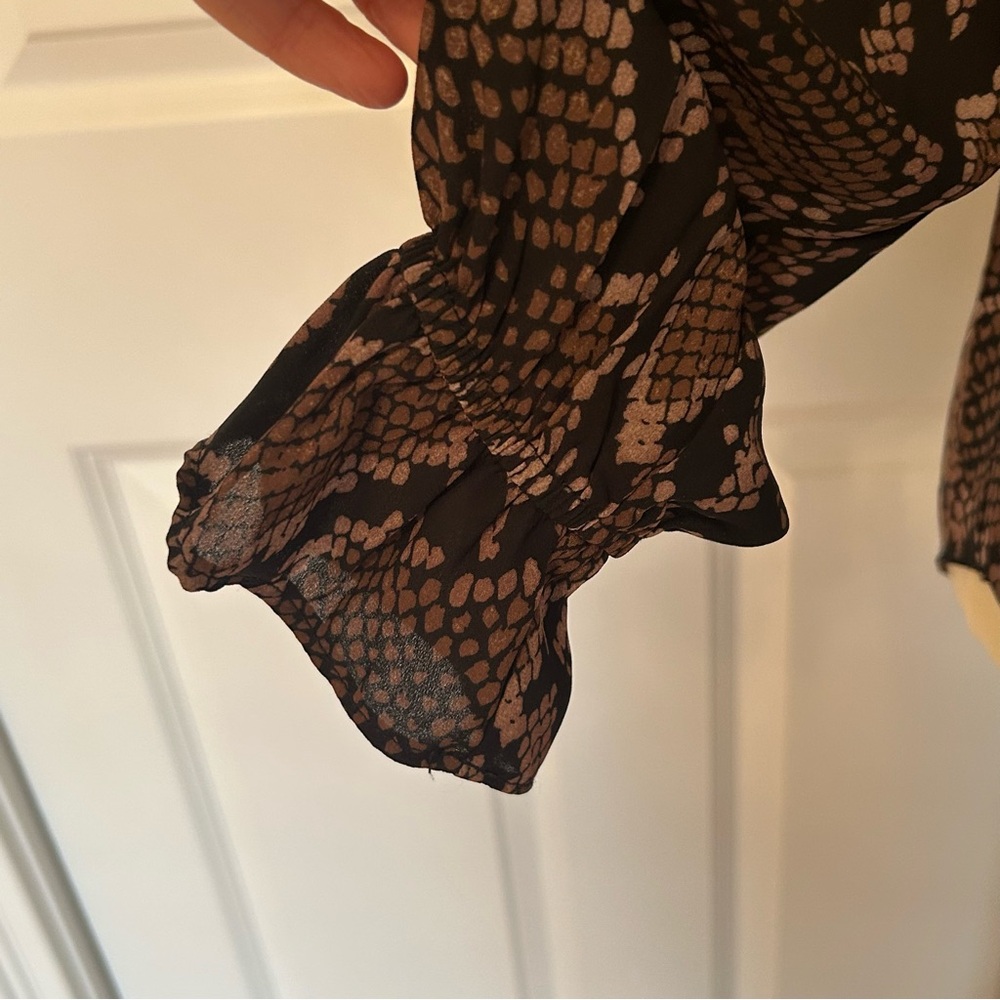TAHARI Black/Brown Snake Print Blouse - Picture 3 of 4